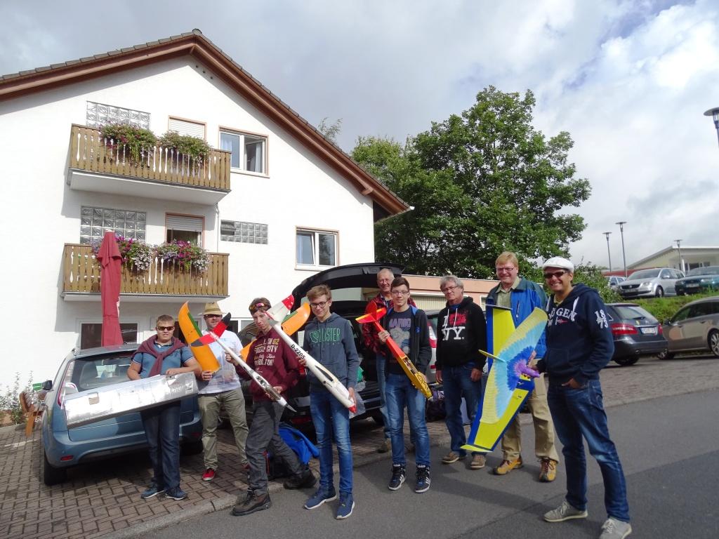 Hier die ganze coole Truppe vom FMC Königslutter vor der Pension Weinig Modellflieger Gruppe - Hier die ganze coole Truppe vom FMC Königslutter vor der Pension Weinig
