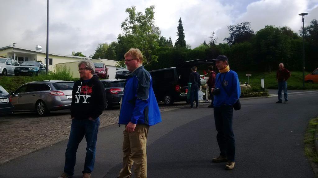 Lagebesprechnung bei Modellfliegern vor der Pension Weinig Lagebesprechnung bei Modellfliegern vor der Pension Weinig