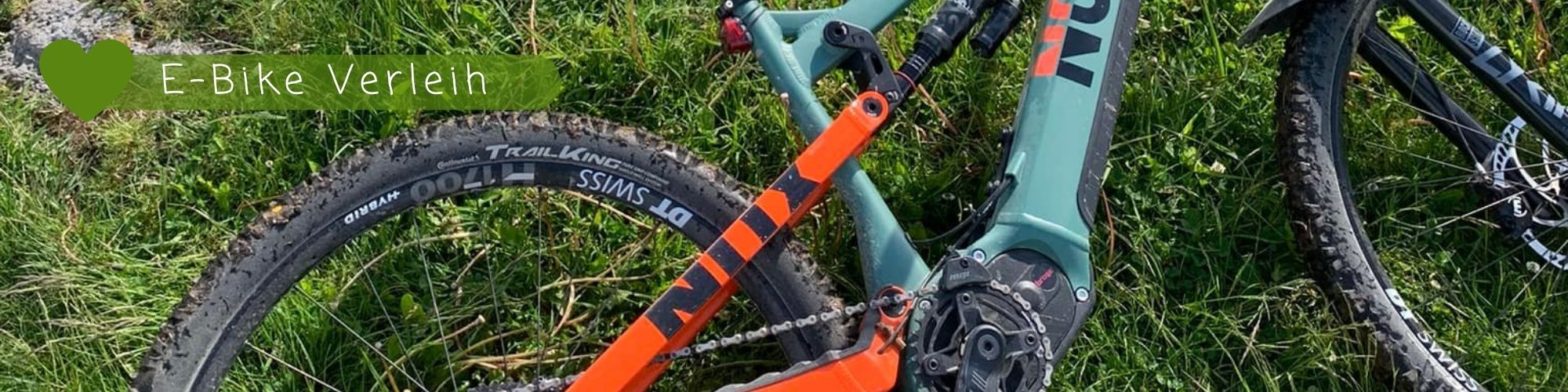 Ein Fahrrad im Gras, das auf dich an Der Simmelsberghütte auf dich wartet