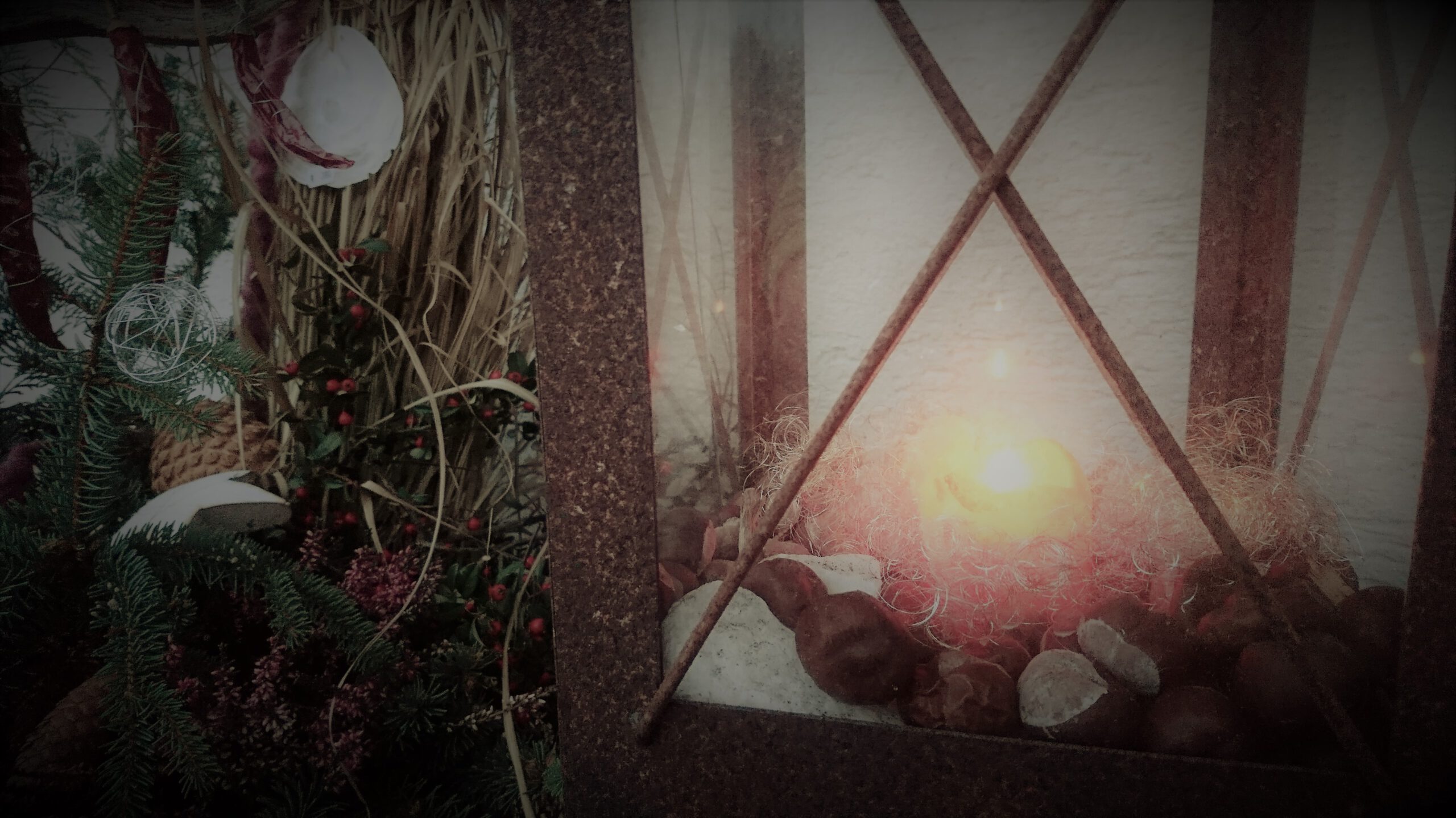 Weihnachtskerze in einer Laterne aus rostigem Blech