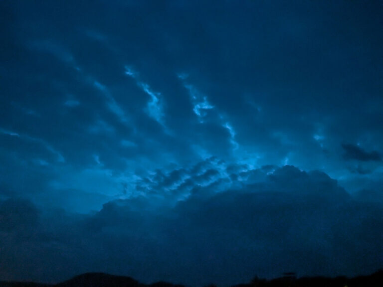 Gewitter über dem Simmelsberg mit Wetterleuchten im Sternenpark Rhön über Gersfeld