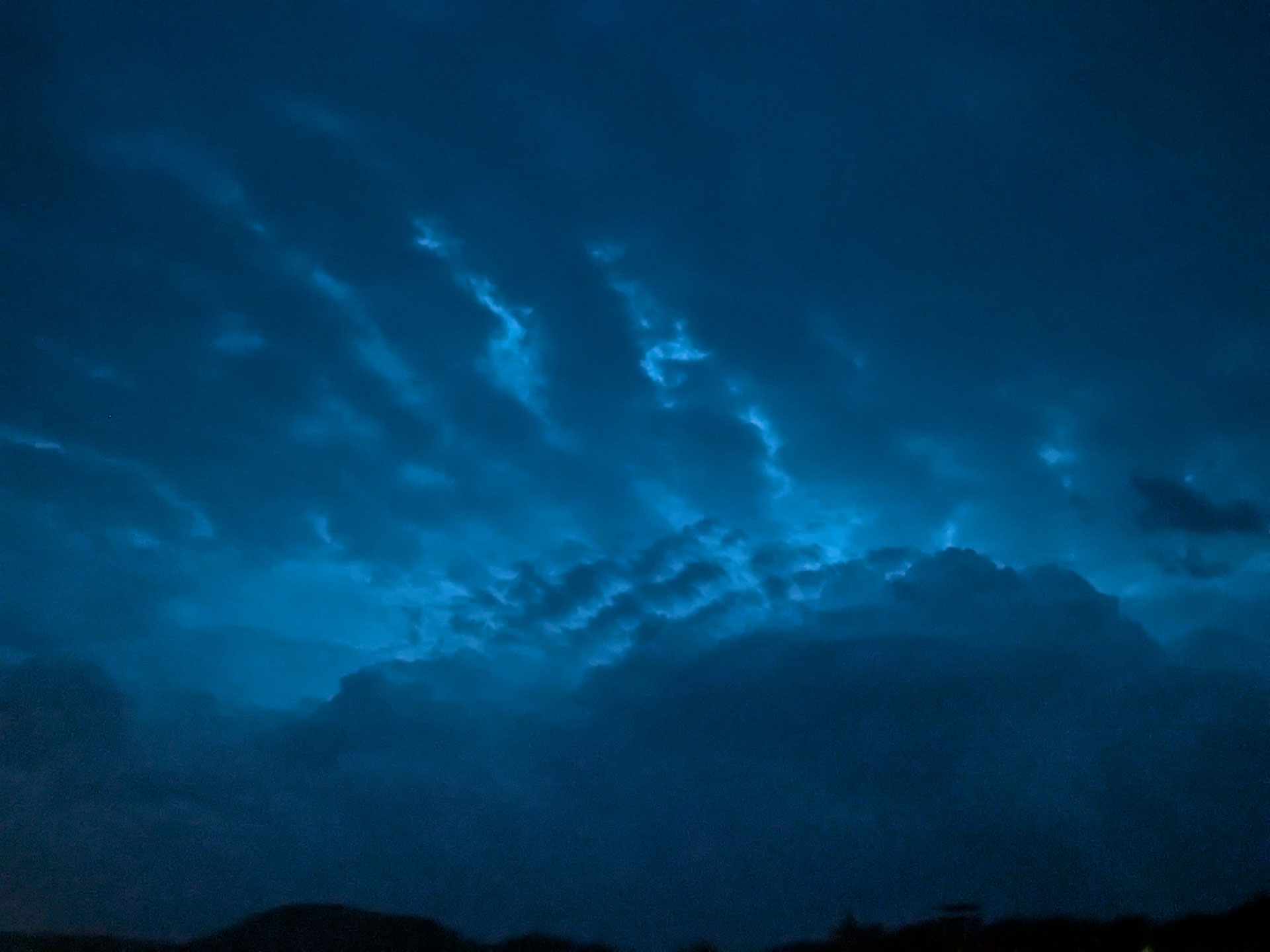Gewitter über dem Simmelsberg mit Wetterleuchten im Sternenpark Rhön über Gersfeld