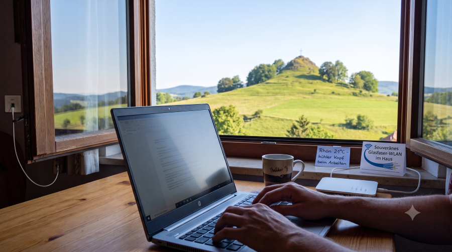 Laptop mit Berg im Hintergrund
